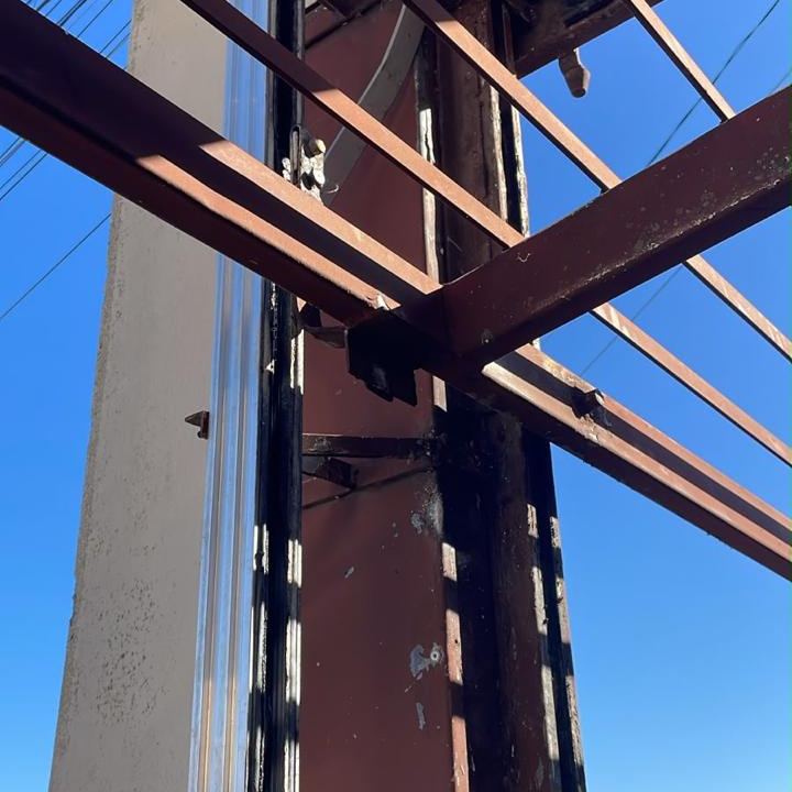 Detalhe de estrutura de portão basculante em Itacorubi, Florianópolis