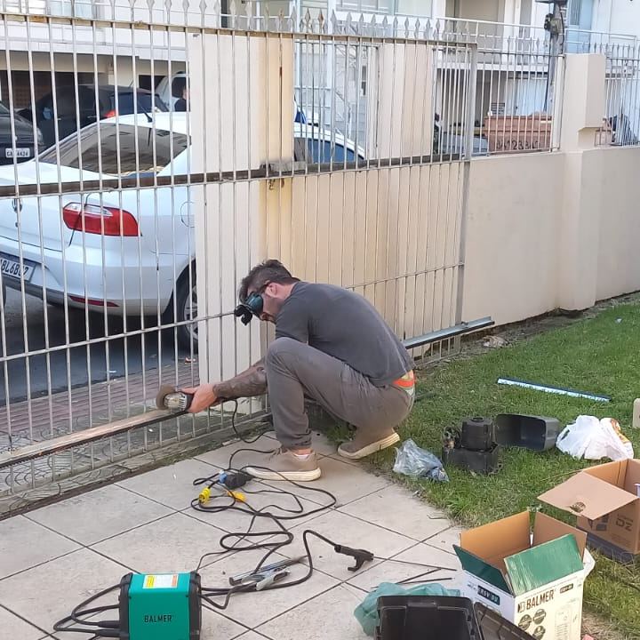 Solda em portão deslizante residencial em Campeche, Florianópolis